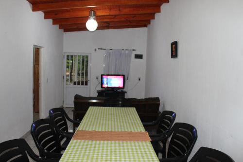 une salle de conférence avec une table et une télévision dans l'établissement Casa El Sueño, à Ituzaingó