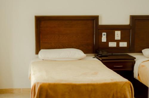Posteľ alebo postele v izbe v ubytovaní Airport Budget Hotel at Sharks Bay
