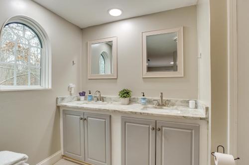 uma casa de banho com 2 lavatórios e um espelho em Pet-Friendly Lakefront Home 14 Mi to UGA! 