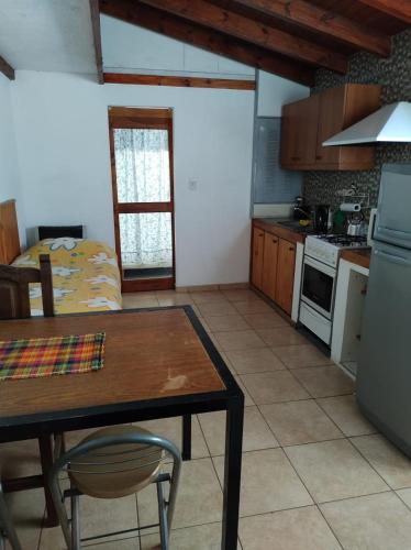 uma cozinha com uma mesa e uma sala de jantar em Monohambiente em San Carlos de Bariloche