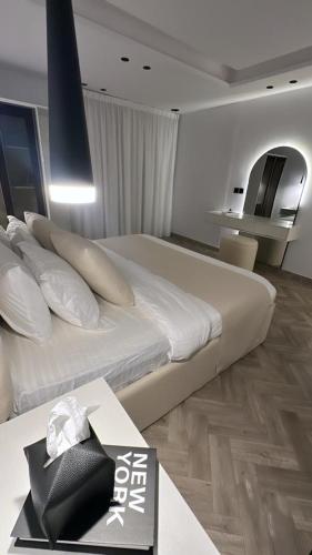 a hotel room with a large bed and a table at شقة أنيقة غرفة وصالة بحي الملقا in Riyadh