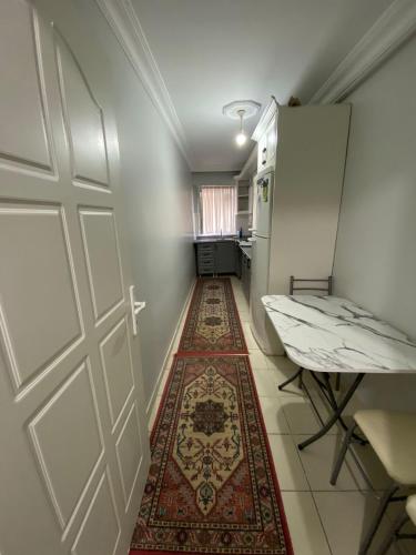pasillo con puerta y cocina con alfombra en bk en Estambul