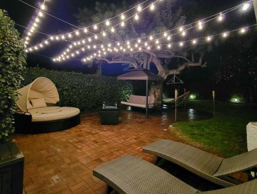 eine Terrasse mit Beleuchtung sowie einem Tisch und Stühlen in der Unterkunft House In Lake Balboa/Los Angeles in Los Angeles