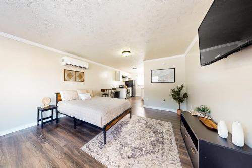 Royal Blue Villa's Units 1-4 في La Follette: غرفة نوم مع سرير وغرفة معيشة