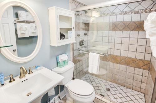 y baño con aseo, lavabo y espejo. en Rejuvinating 2nd flr Resort View King Room, en Pawleys Island