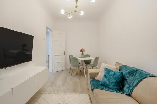 a living room with a couch and a table at Apartamento Goa in Amadora