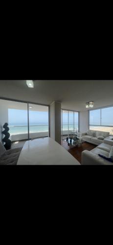 1 dormitorio con cama y vistas al océano en Panoramic Condominio, en Lima