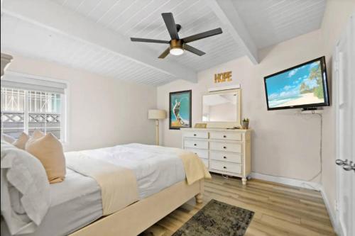 1 dormitorio con 1 cama y ventilador de techo en Valley Glen Getaway, en Van Nuys