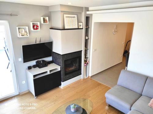 Televízia a/alebo spoločenská miestnosť v ubytovaní Apartman Roso