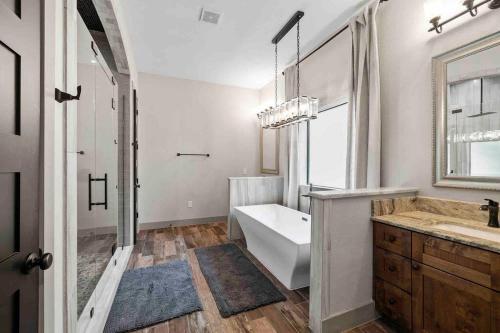 カイルにあるEntertainment Dream Houseの浴槽、洗面台、シャワーを備えたバスルーム