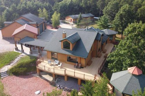 - une vue aérienne sur une grande maison avec une terrasse dans l'établissement The Great Escape - Private Resort, à Wisconsin Dells