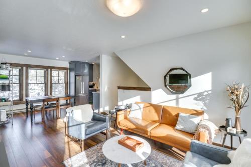 Χώρος καθιστικού στο Peaceful Whitefish Home with Deck - Pets Welcome!