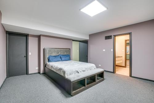 um quarto com uma cama com uma almofada azul em Modern Chicago Apt Near Hospitals WFH Friendly! em Chicago