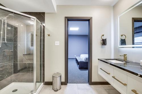 uma casa de banho com um chuveiro, um lavatório e um chuveiro. em Modern Chicago Apt Near Hospitals WFH Friendly! em Chicago