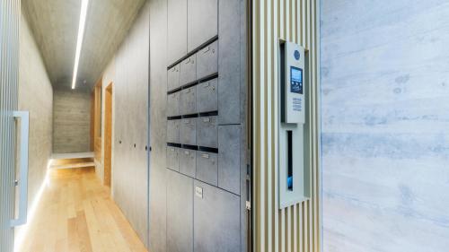 - un couloir avec un mur doté de tiroirs métalliques dans l'établissement Agramonte 3T, à Porto