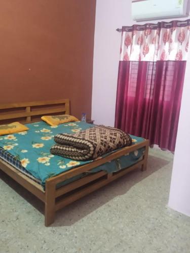 een bed in een kamer met bij Garvita home stay in Belparāo