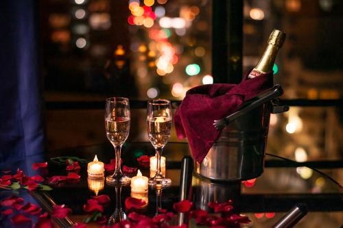 uma mesa com taças de vinho e um balde de champanhe em Elegance Hotel em La Paz