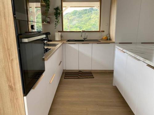 Kuchyň nebo kuchyňský kout v ubytování Villa Cannelle -charmante et tout confort