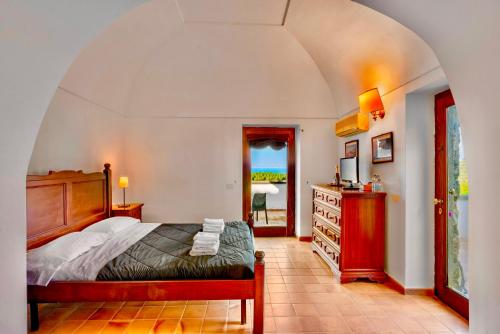 1 dormitorio con 1 cama y vestidor en Villa della Porta, Amalfi Coast - Historical heritage, en Vico Equense