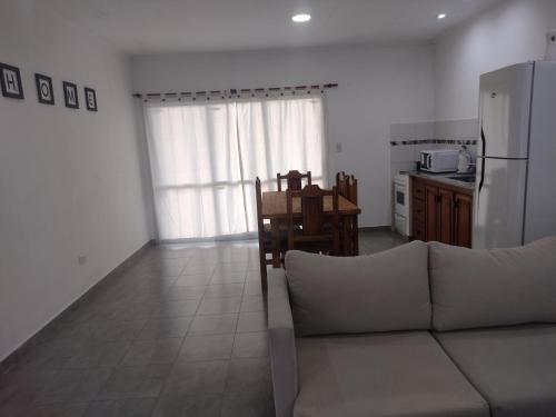 un soggiorno con divano e una cucina di La casita de Isa a Gualeguay
