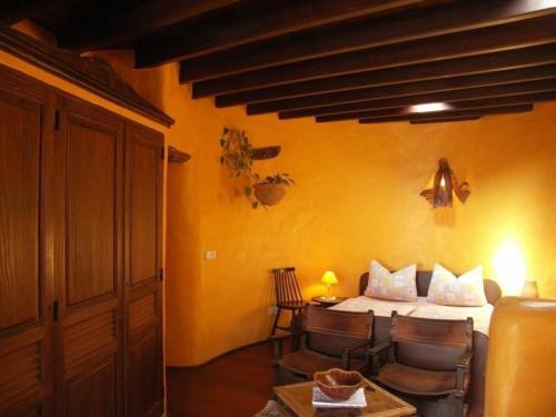- une chambre avec un lit, une table et des chaises dans l'établissement Casa de Niro, à Tías