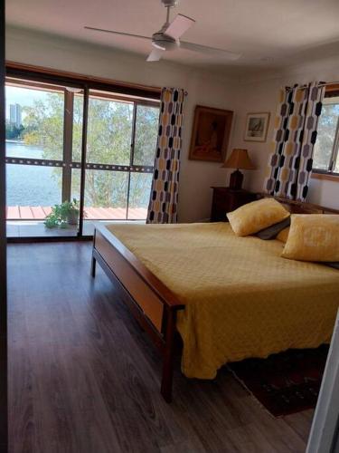- une chambre avec un grand lit et une grande fenêtre dans l'établissement Chic 2 Bed, 2 Bath Retreat in Burleigh Waters, à Gold Coast