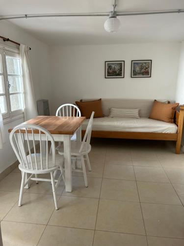 ein Esszimmer mit Tisch und Stühlen und einer Couch in der Unterkunft Maiten Tempo 2 in Esquel