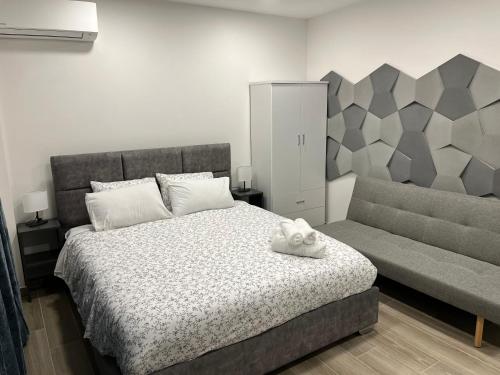 - une chambre avec un lit et un canapé dans l'établissement Academy's Modern Apartments By Aesthetic & Luxurious Living, à Athènes