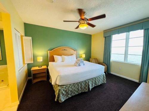 sypialnia z łóżkiem i wentylatorem sufitowym w obiekcie Club Wyndham Ocean Walk w mieście Daytona Beach