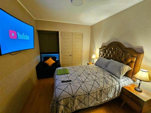 1 dormitorio con 1 cama y TV de pantalla plana en Hermoso dpto con Vista al Mar, Piscina y Sauna, en Lima