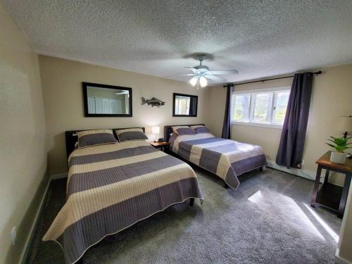 Un pat sau paturi într-o cameră la Juneau 3 bedroom home with Ocean & Mountain Views