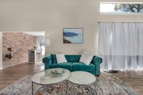 sala de estar con sofá verde y 2 mesas en Quiet Home, Perdido-Orange Bch, Golf View 3BR-2BT en Pensacola
