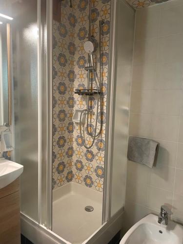 een badkamer met een douche, een toilet en een wastafel bij CASA VACANZA NIDO COLLETTO in Case Arfel