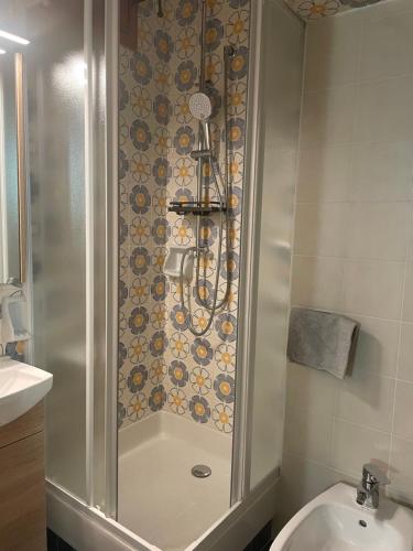 Un baño con ducha, inodoro y lavabo. en CASA VACANZA NIDO COLLETTO, en Case Arfel