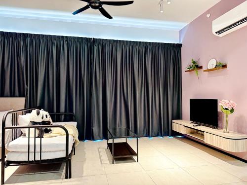 Μια τηλεόραση ή/και κέντρο ψυχαγωγίας στο New 2BR OR 3BR Cityview Homestay at Urban Suite BY URBAN STAYCATION LDL