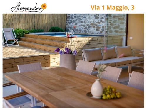 einen Holztisch mit einer Blumenvase darauf in der Unterkunft Casa Vacanze Alessandro 1 in Greve in Chianti
