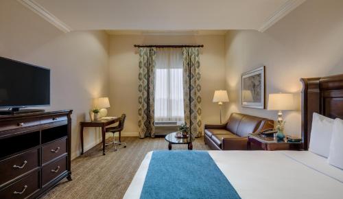 um quarto de hotel com uma cama e uma televisão em Ayres Hotel Huntington Beach/Fountain Valley em Fountain Valley