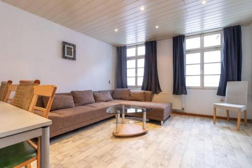 a living room with a couch and a table at Wohnung mit 3 Bädern & 2 Küchen in Alzey