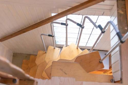 an overhead view of a set of stairs in a attic at Wohnung mit 3 Bädern & 2 Küchen in Alzey
