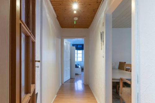 a hallway with white walls and a wooden ceiling at Wohnung mit 3 Bädern & 2 Küchen in Alzey
