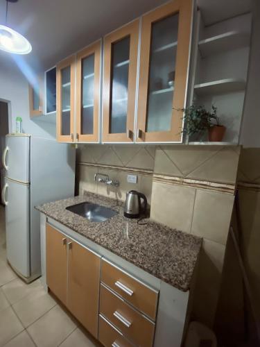 uma pequena cozinha com um lavatório e um frigorífico em Vintage em Posadas
