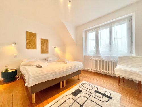 Un dormitorio con dos camas y una ventana. en MAISON LAGRANGE - 4 chambres Quartier IUT Hôpital, en Quimper