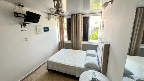 Kleines Zimmer mit einem Bett und einem Fenster in der Unterkunft BOUTIQUE Hotel Balop in Valledupar