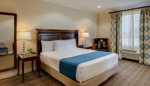 Ayres Hotel Fountain Valley - Huntington Beachにあるベッド