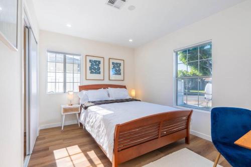 1 dormitorio con 1 cama y 1 silla azul en Acogedora Casa Cerca de Todo en Los Ángeles