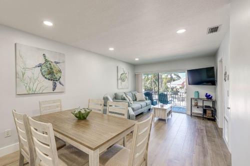 Laptop-Friendly Key Largo Condo with Pool View!にあるテレビまたはエンターテインメントセンター