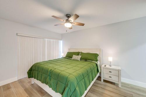 キーラーゴにあるLaptop-Friendly Key Largo Condo with Pool View!のベッドルーム1室(緑色のベッド1台、天井ファン付)