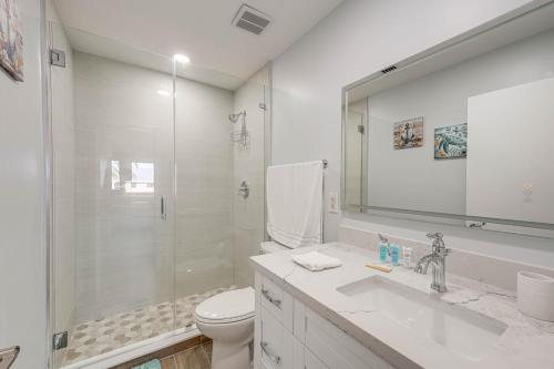 y baño con aseo, lavabo y ducha. en Laptop-Friendly Key Largo Condo with Pool View!, en Cayo Largo