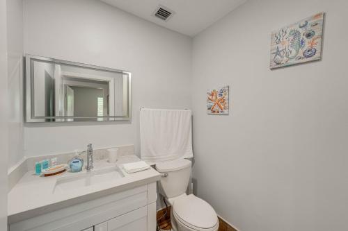 Laptop-Friendly Key Largo Condo with Pool View!にあるバスルーム