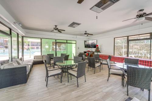Laptop-Friendly Key Largo Condo with Pool View!にあるシーティングエリア